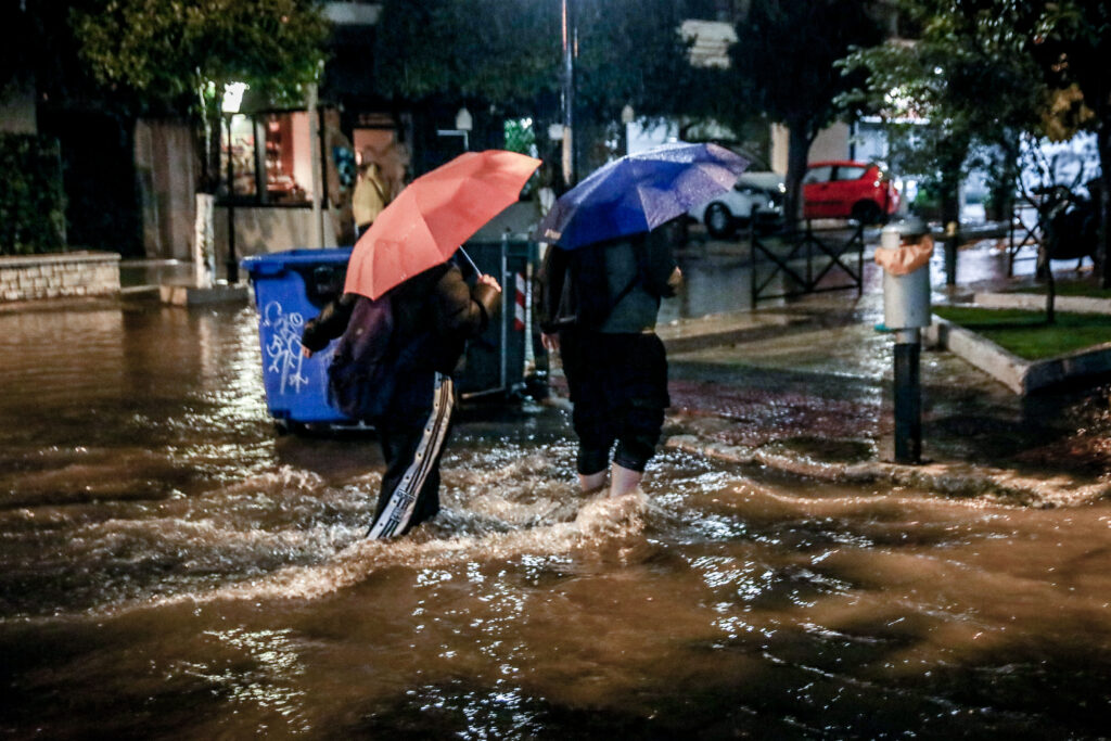 Φονική κακοκαιρία: Δύο οι νεκροί, τεράστιες ζημιές σε όλη την Ελλάδα – Ρεκόρ βροχής σε λίγες ώρες [εικόνες και βίντεο]