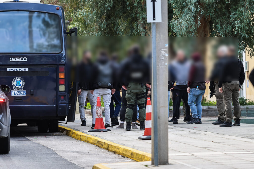Κύκλωμα με πειραγμένες αντλίες και λογισμικό: Προφυλακιστέοι οι τέσσερις από τους οκτώ κατηγορούμενο