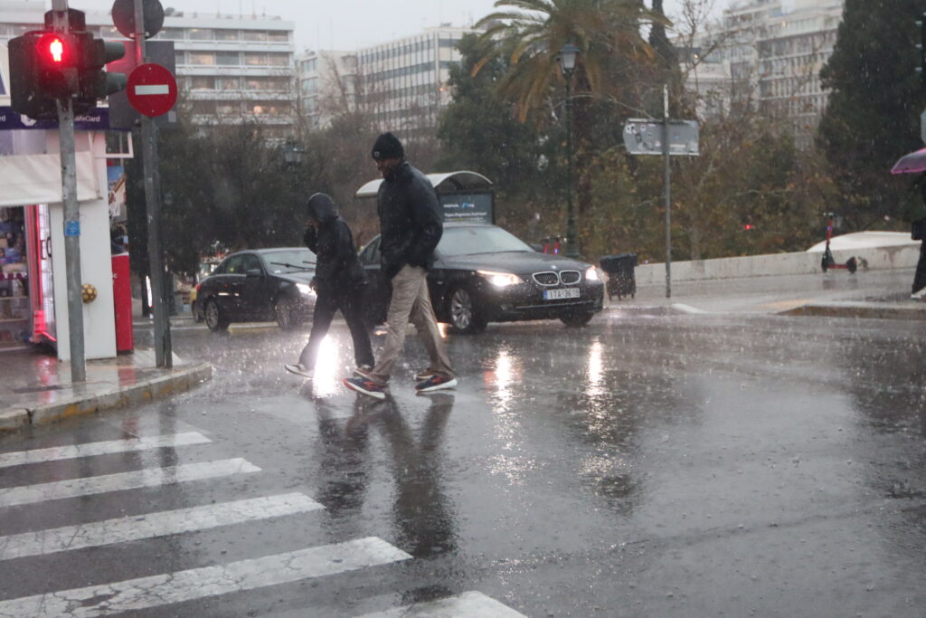 Μεταβολή του καιρού με βροχές, καταιγίδες και χιόνια στα ορεινά – Ενισχύονται οι άνεμοι