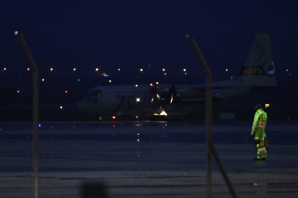 Έφτασε στο αεροδρόμιο Μακεδονία το C-130, που μεταφέρει τις σορούς των 7 φίλων του ΠΑΟΚ