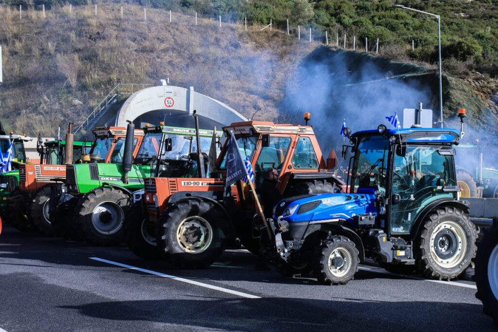 Αγρότες: Αποφάσισαν διάλογο με τα τρακτέρ στα… μπλόκα – Ομόφωνο «ΟΧΙ» στο συλλαλητήριο
