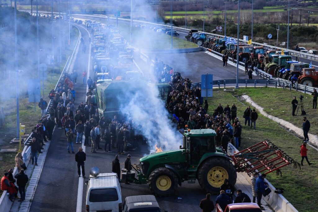 Αγρότες: «Πανστρατιά» στο Μαξίμου με τα τρακτέρ στα… μπλόκα – Οι δύο επιτροπές που θα συ
