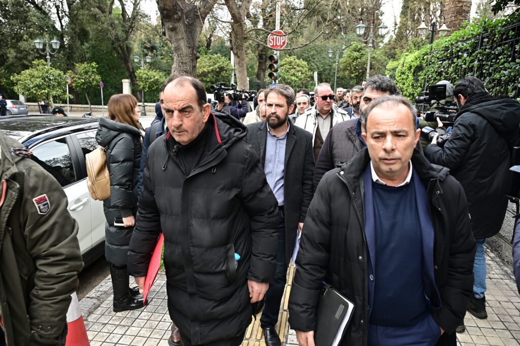 Αγρότες: Στο Μαξίμου οι «σκληροί» των μπλόκων – Παρών και ο Κώστας Ανεστίδης αλλά δεν θα λάβει μέρος στη συνάντηση