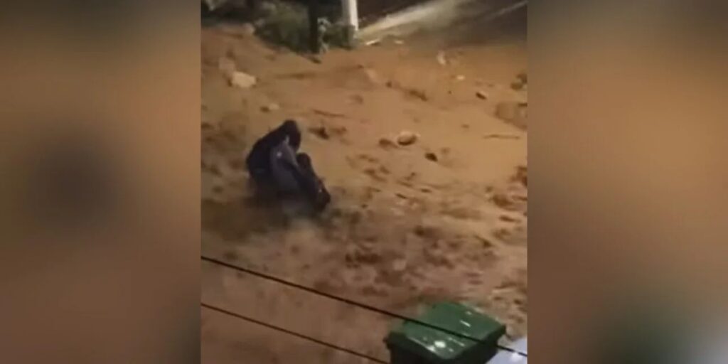 Κακοκαιρία – σοκαριστικά βίντεο: Πώς δύο άνδρες έσωσαν μία γυναίκα στη Γλυφάδα