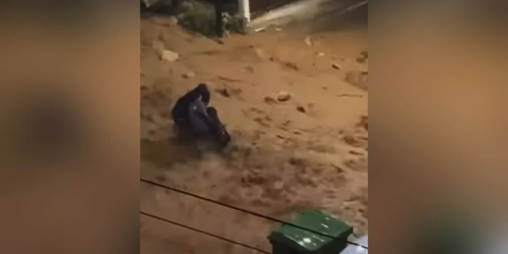 Κακοκαιρία – σοκαριστικά βίντεο: Πώς δύο άνδρες έσωσαν μία γυναίκα στη Γλυφάδα