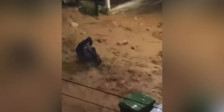 Κακοκαιρία – σοκαριστικά βίντεο: Πώς δύο άνδρες έσωσαν μία γυναίκα στη Γλυφάδα