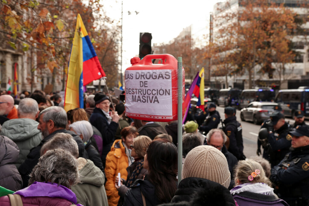 Μαζική διαμαρτυρία στη Μαδρίτη κατά της σύλληψης Μαδούρο έξω από την αμερικανική πρεσβεία