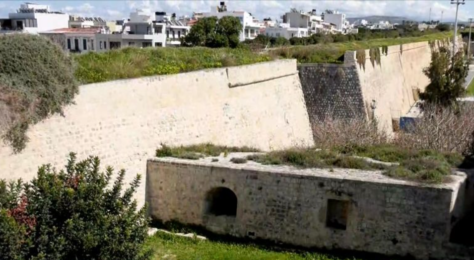Σοκ στο Ηράκλειο: 19χρονος Γερμανός έπεσε από τα Ενετικά Τείχη – Νοσηλεύεται σε σοβαρή κατάσταση
