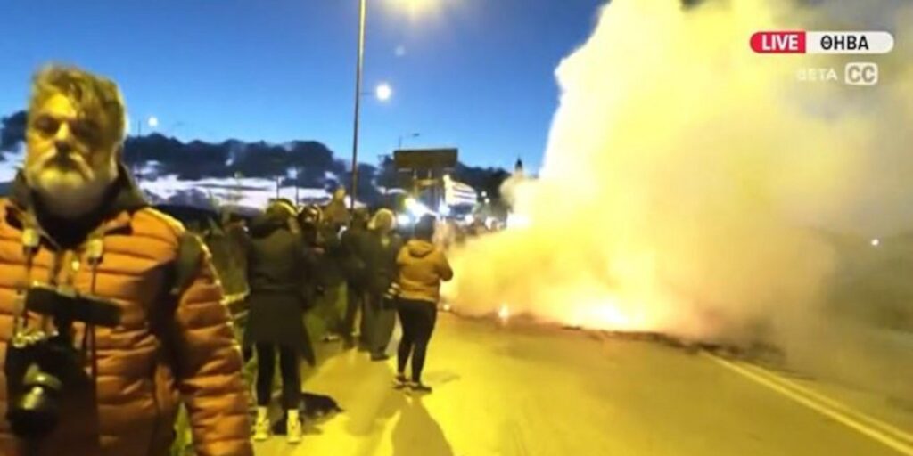 Ένταση μεταξύ αγροτών και αστυνομίας στο μπλόκο της Θήβας