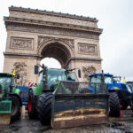 Γάλλοι αγρότες εισβάλλουν στο Παρίσι με τρακτέρ διαμαρτυρόμενοι για τη συμφωνία Mercosur [βίντεο]