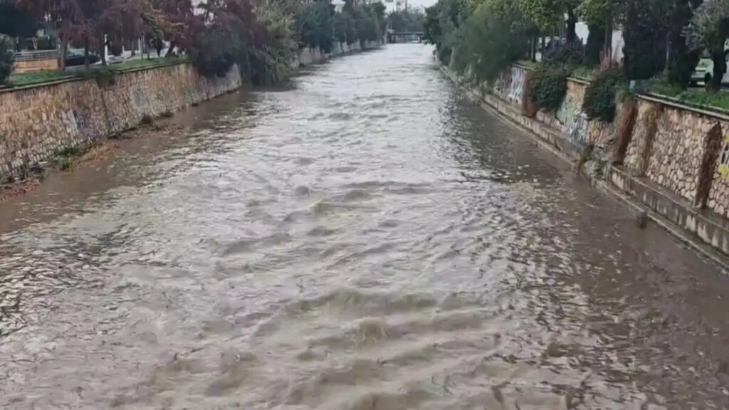 Συναγερμός στην Καλλιθέα από την κακοκαιρία: Ανεβαίνει επικίνδυνα η στάθμη του Ιλισσού – Καθίζηση στο ρέμα της Πικροδάφνης