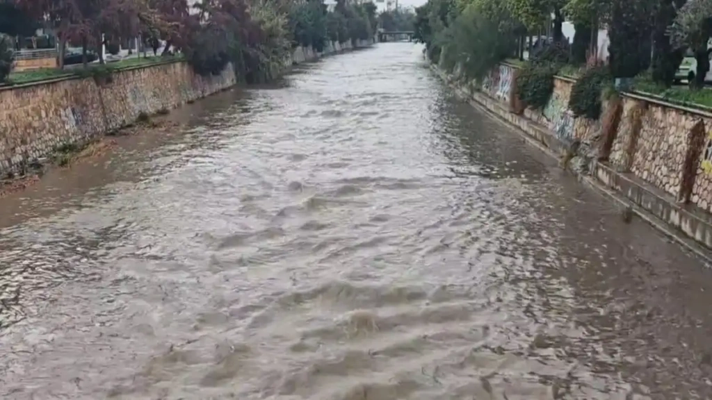 Συναγερμός στην Καλλιθέα από την κακοκαιρία: Ανεβαίνει επικίνδυνα η στάθμη του Ιλισσού – Καθίζηση στο ρέμα της Πικροδάφνης