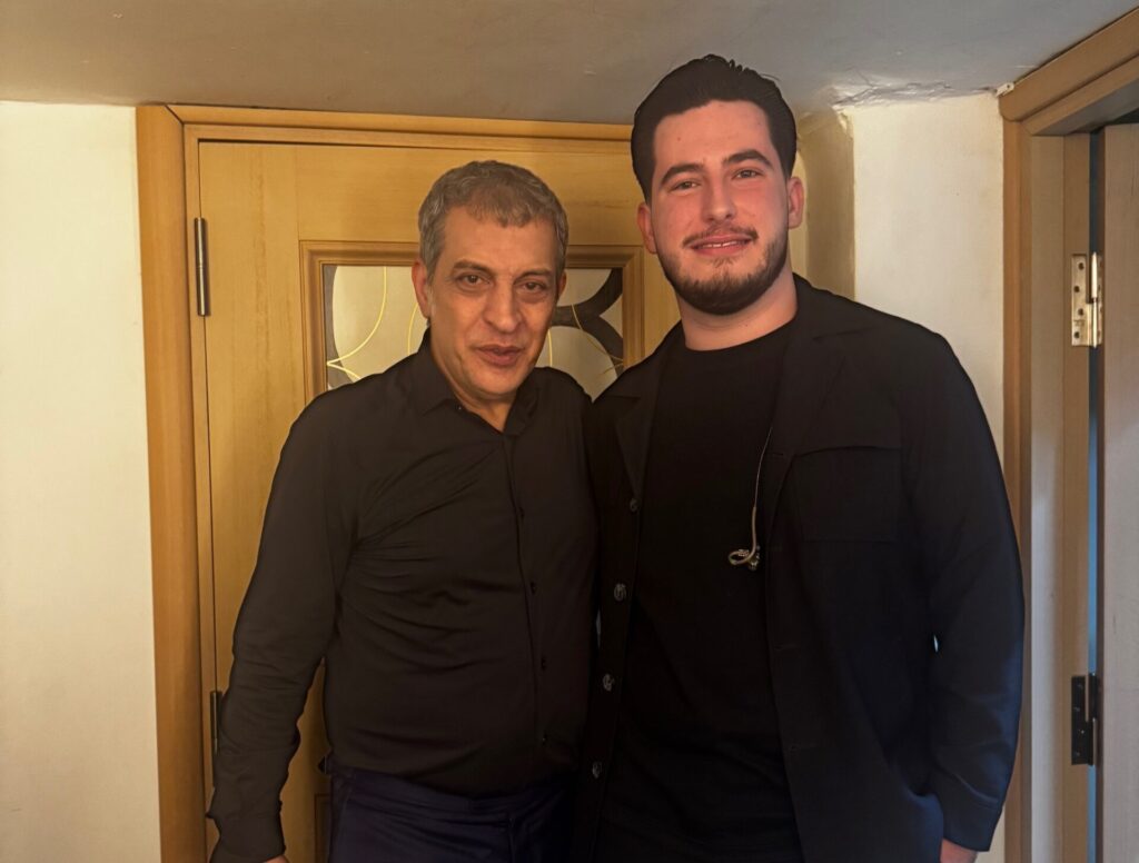 Ο Μάριος Τσιλιγιάννης στο πλευρό του Θέμη Αδαμαντίδη στο “ΚΟΡΩΝΑ ΓΡΑΜΜΑΤΑ”