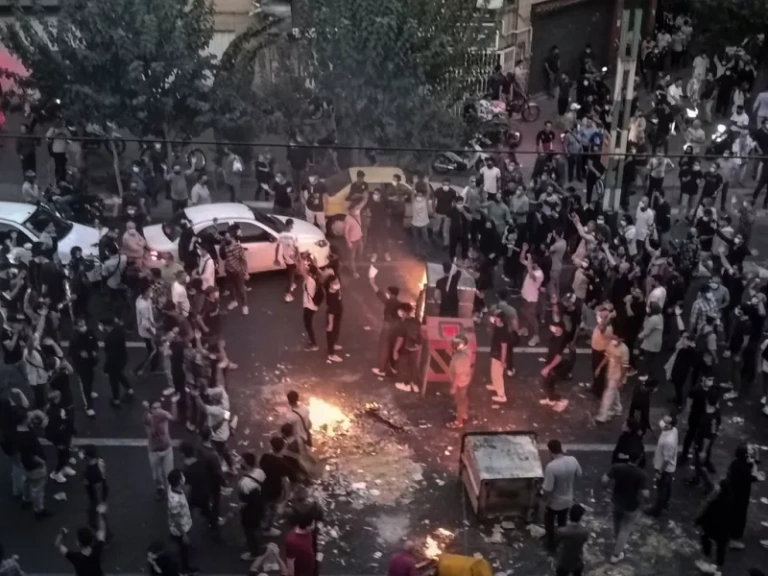 Νύχτα ταραχών στο Ιράν από τις διαδηλώσεις: Για «πράκτορες ΗΠΑ – Ισραήλ» κάνει λόγο η Τεχεράνη