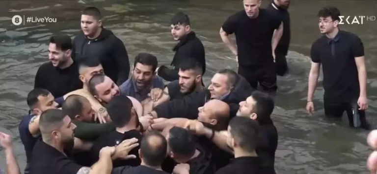 Θεοφάνεια – Φλώρινα: Εικόνες ντροπής – Καβγάς, κλωτσιές και μπουνιές για τον Τίμιο Σταυρό [βίντεο]