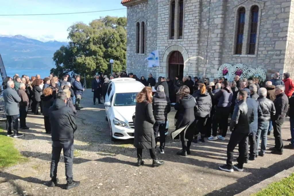 Δολοφονία στο Αγρίνιο: Θρήνος στο τελευταίο «αντίο» στον 50χρονο κοινοτάρχη – Τραγική φιγούρα ο 13χρονος γιος του
