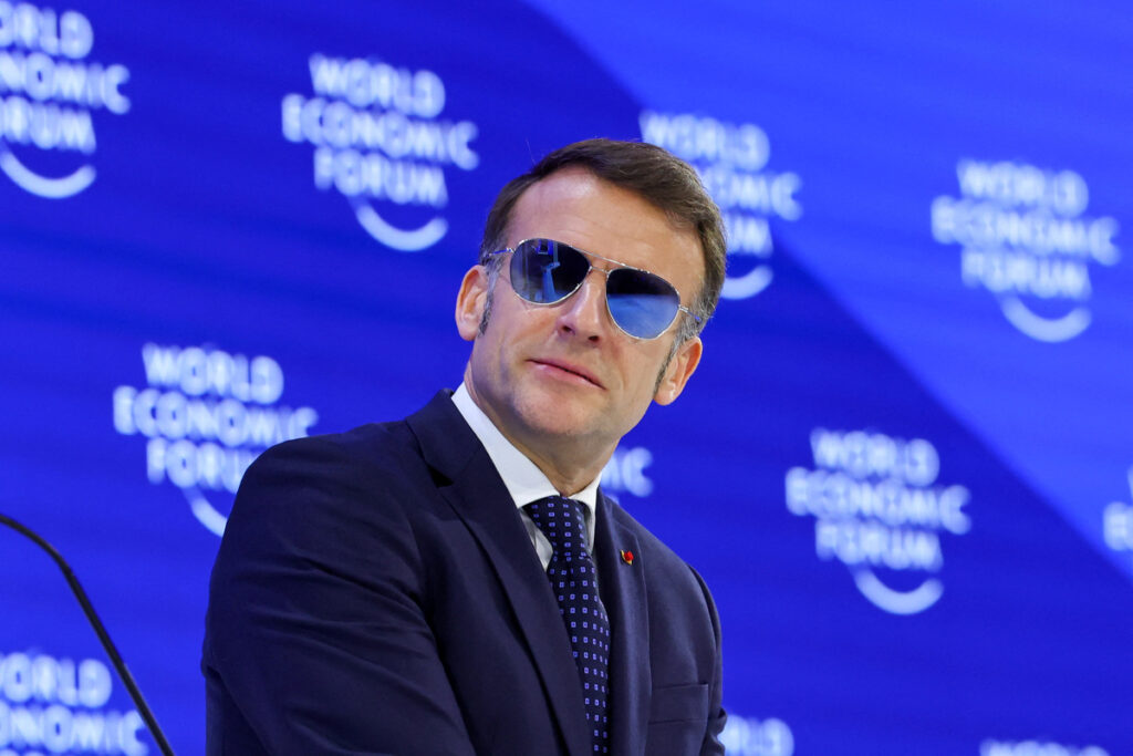 Με γυαλιά αλά top gun στο Νταβός ο Εμανουέλ Μακρόν – Τι τρέχει με τα μάτια του Γάλλου προέδρου