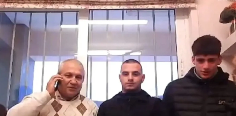 Νέα Μάκρη: Πράξη αυτοθυσίας από τρεις μαθητές – Μπήκαν σε φλεγόμενο διαμέρισμα και έσωσαν ζευγάρι ηλικιωμένων