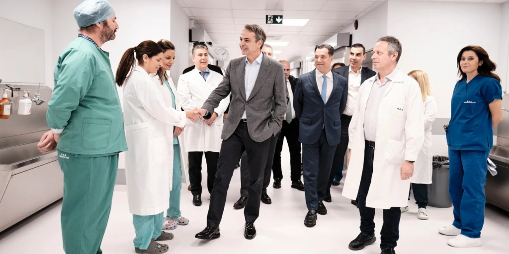 Στις ανακαινισμένες κλίνες του «Άγιου Σάββα» ο Μητσοτάκης: «Το ΕΣΥ αλλάζει, το Ταμείο Ανάκαμψης αξιοποιείται πλήρως»