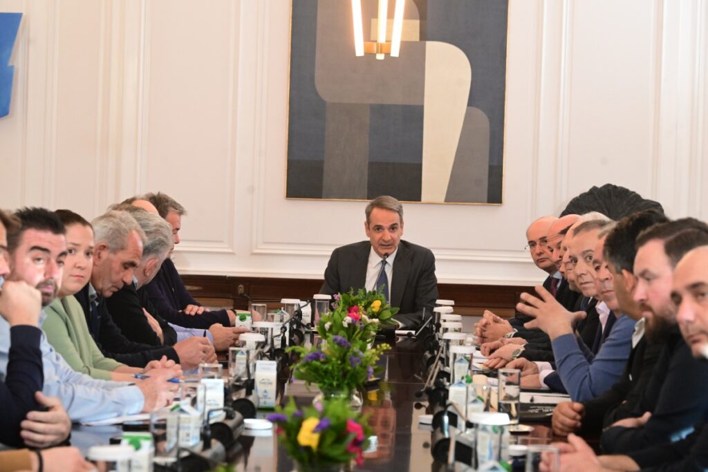 Μητσοτάκης για αγρότες: Χαμηλότερο ρεύμα στην Ευρώπη, βελτιώσεις σε πετρέλαιο, επιτάχυνση αποζημιώσεων και μέτρα για ευλογιά – Δεν θα ανεχτούμε εκβιασμούς από τη κομματική μειοψηφία