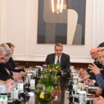 Μητσοτάκης για αγρότες: Χαμηλότερο ρεύμα στην Ευρώπη, βελτιώσεις σε πετρέλαιο, επιτάχυνση αποζημιώσεων και μέτρα για ευλογιά – Δεν θα ανεχτούμε εκβιασμούς από τη κομματική μειοψηφία