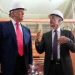 Ο Πρόεδρος των ΗΠΑ Ντόναλντ Τραμπ και ο Πρόεδρος της Ομοσπονδιακής Τράπεζας Τζερόμ Πάουελ μιλούν κατά τη διάρκεια ξενάγησης στο κτίριο του Διοικητικού Συμβουλίου της Ομοσπονδιακής Τράπεζας