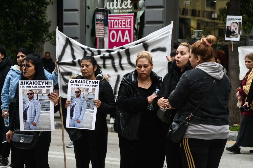 Πάτρα: Ένταση έξω από τα δικαστήρια από τους συγγενείς του 30χρονου που ξυλοκοπήθηκε θανάσιμα σε μπα