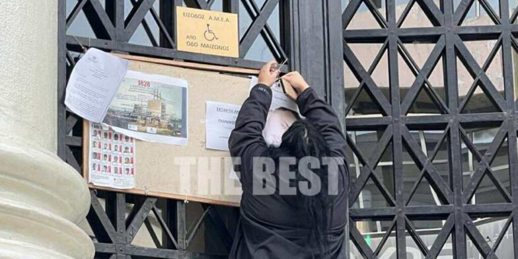 Πάτρα: Οργή και ένταση έξω από τα δικαστήρια – Κρέμασαν φωτογραφία του 31χρονου που ξυλοκοπήθη