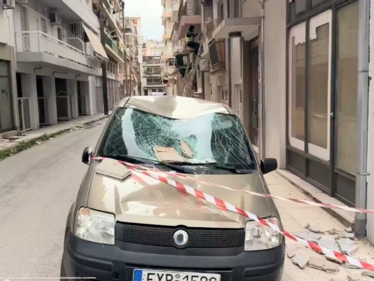 Πάτρα: Πτώση μαρμάρων σε ΙΧ και διακοπές ρεύματος λόγω ισχυρών ανέμων