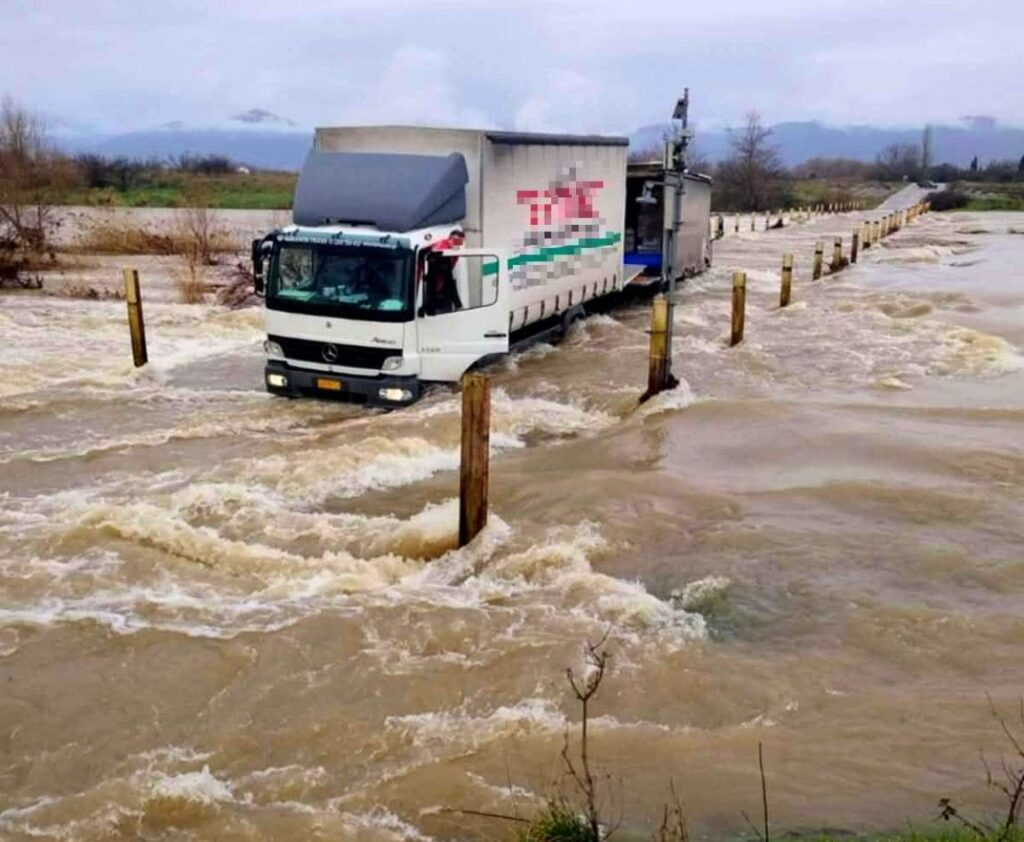 Ροδόπη: Φορτηγό εγκλωβίστηκε σε «φουσκωμένη» ιρλανδική διάβαση