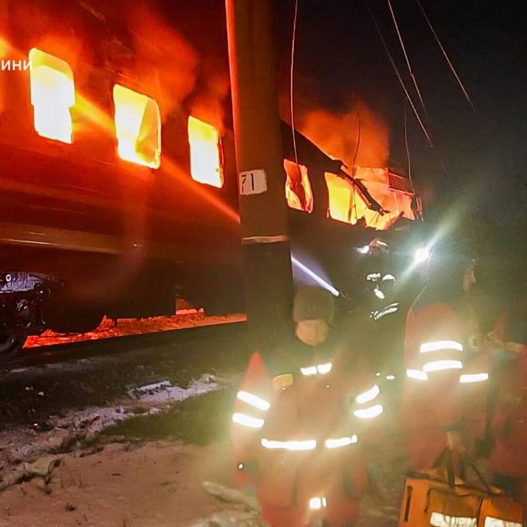 «Πράξη τρομοκρατίας» καταγγέλλει ο Ζελένσκι: Πέντε νεκροί σε επίθεση της Ρωσίας με drone σε επιβατικ