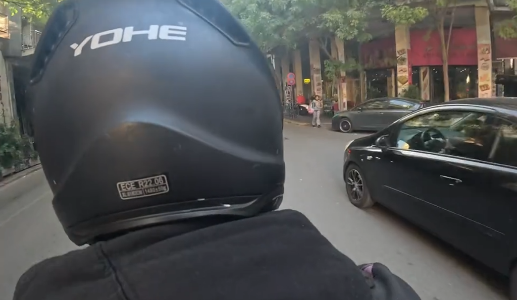 Σοκάρει βίντεο στο TikTok: Απίστευτοι ελιγμοί στο κέντρο της Αθήνας από αναβάτη μηχανής – Παραβιάζει κόκκινα και κινείται αντίθετα [βίντεο]