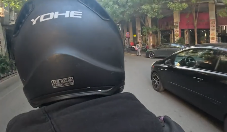 Σοκάρει βίντεο στο TikTok: Απίστευτοι ελιγμοί στο κέντρο της Αθήνας από αναβάτη μηχανής – Παραβιάζει κόκκινα και κινείται αντίθετα [βίντεο]