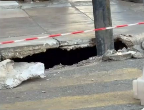 Καθίζηση οδοστρώματος στη βασιλέως Γεωργίου στο Παγκράτι [βίντεο]