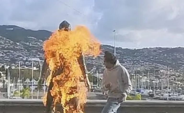 Πορτογαλία: Άνδρας πυρπόλησε το άγαλμα του Ρονάλντο στη Μαδέρα – Σοκαριστικό βίντεο
