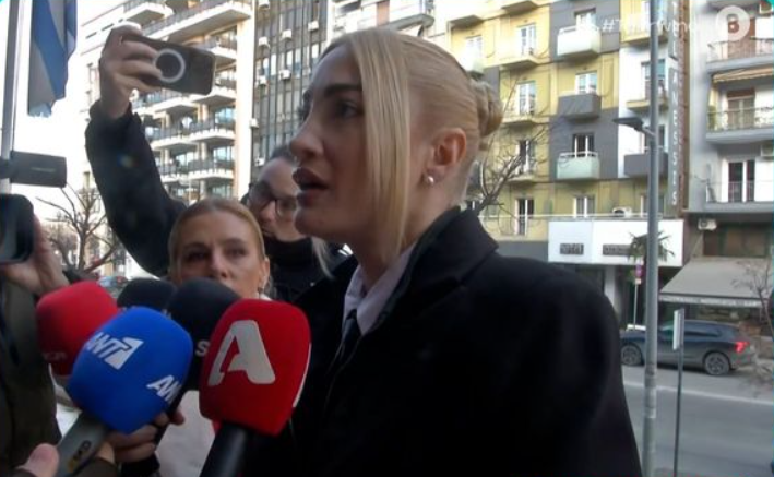 Ιωάννα Τούνη: Στα δικαστήρια Θεσσαλονίκης έφτασε για την υπόθεση του revenge porn – «Μέχρι σήμερα δε μου έχουν ζητήσει συγγνώμη» [βίντεο]