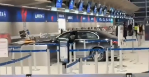 Χάος στο αεροδρόμιο του Ντιτρόιτ - Αυτοκίνητο εισέβαλε μέσα στο terminal [βίντεο]