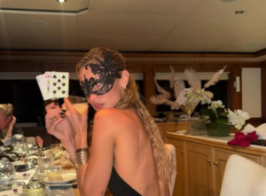 Η Μπέλα Χαντίντ αναστατώνει το Instagram - Σέξι πόζες με μαύρο φόρεμα και ανοιχτή πλάτη