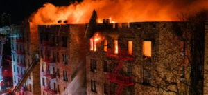 Πυρκαγια σε πολυκατοικία στην Νέα Υόρκη – Αγωνία για εγκλωβισμένους κατοίκους [βίντεο]