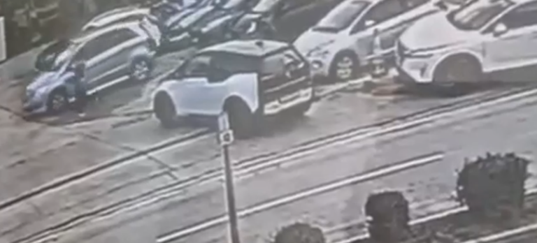 ΕΛΤΑ: Η ανακοίνωση για το περιστατικό με τη παράσυρση υπαλλήλου: «Καταδικάζουμε απερίφραστα κάθε μορφή βίας» [Βίντεο]