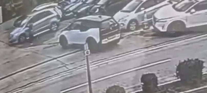 Βριλήσσια: Άνδρας παρέσυρε υπάλληλο των ΕΛΤΑ με το αυτοκίνητό του – Διαφώνησαν για… ένα δέμα [βίντεο]