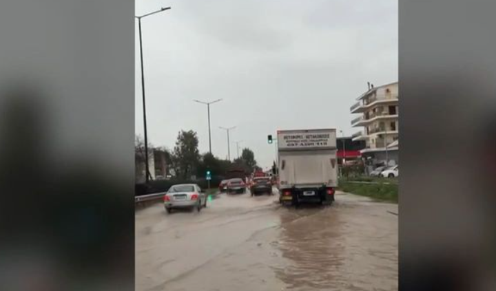 Κακοκαιρία στην Αττική: Η λεωφόρος Βουλιαγμένης μετατράπηκε ξανά σε λίμνη – Δέντρα έπεσαν στην Αργυρούπολη [βίντεο]