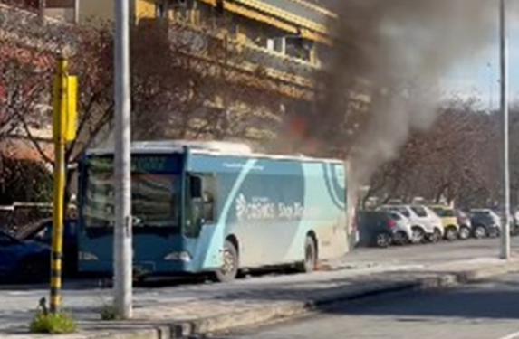 Φωτιά σε αστικό λεωφορείο στην ανατολική Θεσσαλονίκη – Απομακρύνθηκαν όλοι επιβάτες [εικόνες – βίντεο]