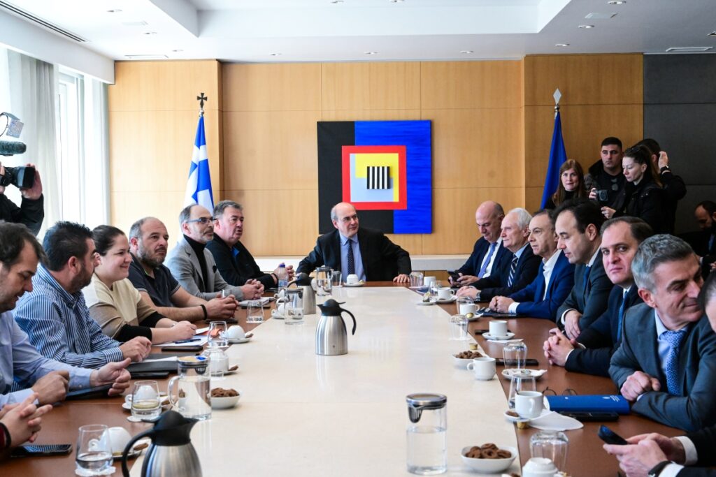 Αγρότες: Ολοκληρώθηκε έπειτα από 3,5 ώρες η συνάντηση με Χατζηδάκη και Τσιάρα