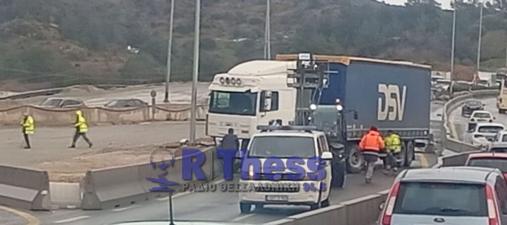 Χάος στη Θεσσαλονίκη: Νταλίκα δίπλωσε στην Περιφερειακή, έκλεισε το ρεύμα προς δυτικά