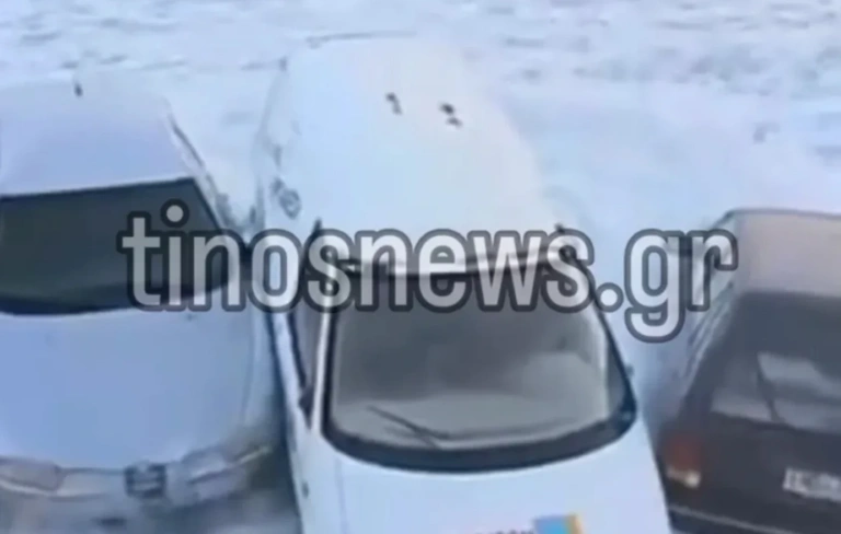 Κακοκαιρία στην Τήνο: Τα κύματα κάλυψαν το λιμάνι και παρέσυραν αυτοκίνητα