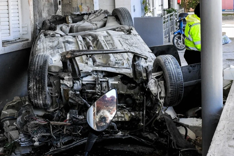 Κορινθία: Βίντεο ντοκουμέντο από το τροχαίο με τους δύο νεκρούς – «Έβαζαν κόντρες, το αυτοκίνητο έφερε 3-4 σβούρες και έπεσε στο σπίτι»