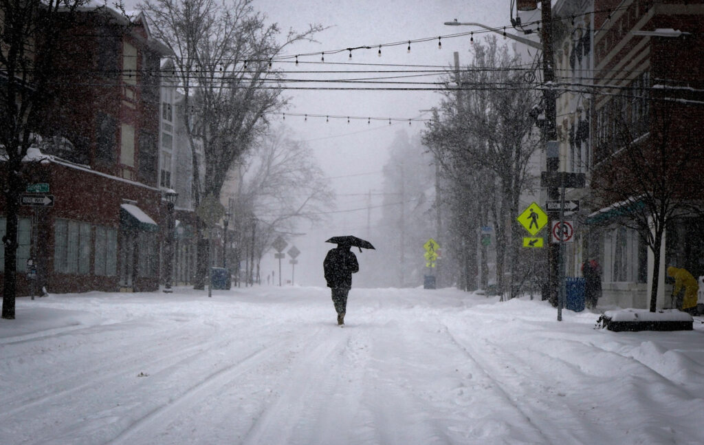 Lake-effect snow: Το φαινόμενο που βύθισε στο χιόνι τις ΗΠΑ – 17 νεκροί – Προβλήματα σε μετακινήσεις και ηλεκτροδότηση [εικόνες και βίντεο]