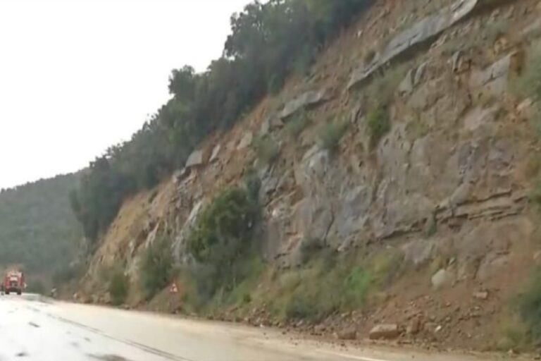 Αποκομμένη οδικώς η Ήπειρος: Κλειστή η παλαιά Εθνική Οδός Άρτας – Αμφιλοχίας λόγω νέας κατολίσθησης