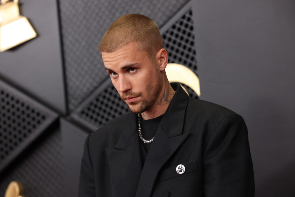 Ο Τζάστιν Μπίμπερ άφησε άφωνο το κοινό στα Grammy – Εμφανίστηκε μόνο με μποξεράκι και κάλτσες [βίντε
